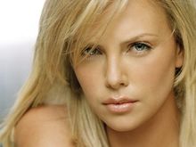 Charlize Theron vrea să aibă cinci copii