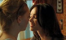 Amanda Seyfried şi Megan Fox -  sărut fierbinte în Jennifer's Body