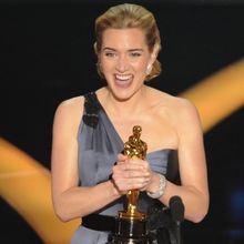 Kate Winslet îşi ţine Oscarul în baie