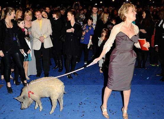 Emma Thompson a mers cu un porc la premiera noului ei film - VEZI FOTO