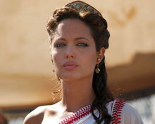 Angelina Jolie ar putea primi indicaţii de la James Cameron în Cleopatra
