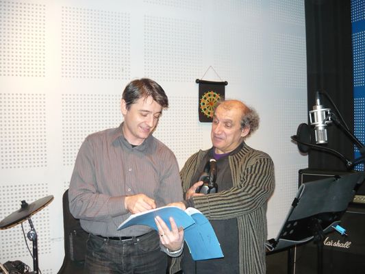  Cosmin Sofron, regizorul variantei dublate RIO discutand cu Mihai Gruia Sandu. 