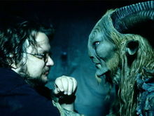 Guillermo del Toro regizează SF-ul cu monştri gigantici Pacific Rim