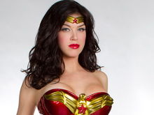 Prima imagine a lui Adrianne Paliki în costumul Wonder Woman!