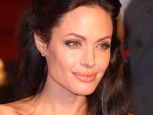 Noul tatuaj al Angelinei Jolie stârneşte controverse