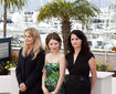  Actriţele Rachael Blake﻿, Emily Browning şi regizoarea Julia Leigh, la photocall-ul filmuluI Sleeping Beauty. 