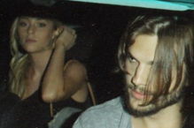 Ashton Kutcher, surprins alături de o blondă. Cine este ea?