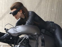 Catwoman a intrat cu Batpod-ul într-o cameră IMAX