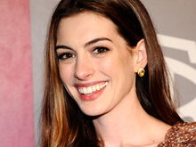 Anne Hathaway învaţă lovituri de arte marţiale