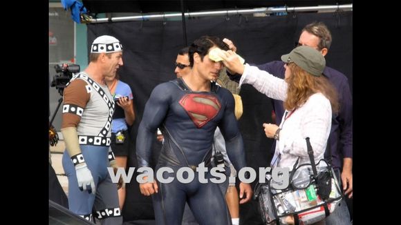Noi fotografii din Man of Steel dezvăluie detaliile costumului lui Superman