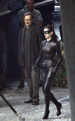 Anne Hathaway, în costumul întreg al lui Catwoman