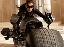 Anne Hathaway, în costumul întreg al lui Catwoman