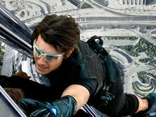 Tom Cruise este la înălțime în noul poster al lui Mission: Impossible - Ghost Protocol