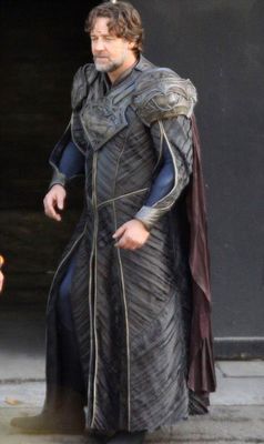 Primele imagini cu Russell Crowe în costumul lui Jor-El