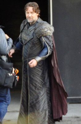 Primele imagini cu Russell Crowe în costumul lui Jor-El