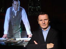 Liam Neeson, povestitor-hologramă în musicalul Războiul Lumilor!