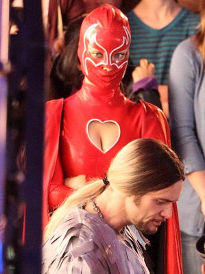 Olivia Wilde, în costum de supereroină sexy la filmările lui Burt Wonderstone