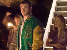 Noi fotografii din horror-ul lui Chris Hemsworth, The Cabin in the Woods