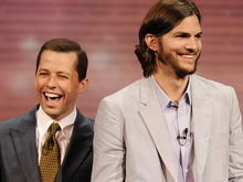 Ashton Kutcher şi John Cryer, încă două sezoane în Two and a Half Men?