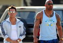 Articol Dwayne Johnson şi Mark Wahlberg, adevărate pachete de muşchi în noul film al lui Michael Bay