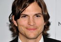 Articol Ashton Kutcher rămâne starul lui Two and Half Men încă un sezon