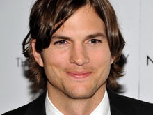 Ashton Kutcher rămâne starul lui Two and Half Men încă un sezon