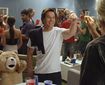 Mark Wahlberg, la plimbare cu ursul de pluş în noile imagini din Ted