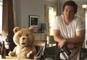 Articol Mark Wahlberg, la plimbare cu ursul de pluş în noile imagini din Ted
