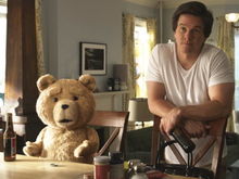 Mark Wahlberg, la plimbare cu ursul de pluş în noile imagini din Ted