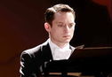 Articol Elijah Wood, adrenalină la pian. Vezi prima imagine din noul film al actorului, Grand Piano