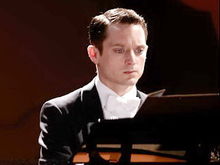 Elijah Wood, adrenalină la pian. Vezi prima imagine din noul film al actorului, Grand Piano