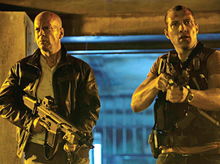 Bruce Willis sperie inamicii în noua imagine din A Good Day to Die Hard