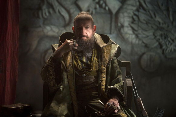 The Mandarin,  imagine completă din Iron Man 3. Villain-ul ne arată "inelele puterii"