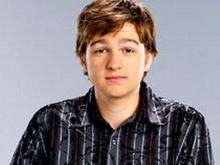 Angus T. Jones îşi regretă declaraţia împotriva serialui Two and a Half Men