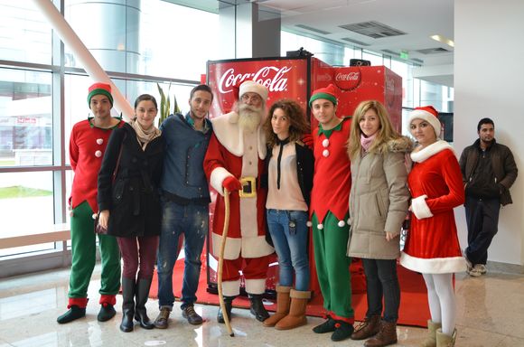 Colindă pentru o cauză bună la aparatul Coca-Cola!