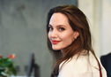 Articol Angelina Jolie, protagonistă într-un prequel al lui Alice in Wonderland