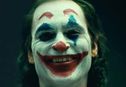 Articol Prima imagine cu Joaquin Phoenx machiat în ipostaza de Joker