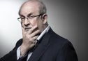 Articol Salman Rushdie se află în convalescenţă după agresiunea suferită, dar şi-a pierdut vederea la un ochi şi nu poate folosi un braţ