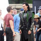 Jeremy Renner vorbeşte cu Loki (Tom Hiddleston)
