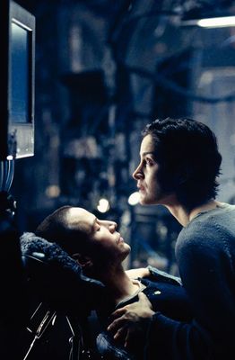 Keanu Reeves, Carrie-Anne Moss în The Matrix