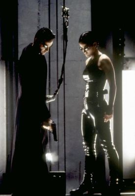Keanu Reeves, Carrie-Anne Moss în The Matrix