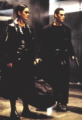 Keanu Reeves, Carrie-Anne Moss în The Matrix