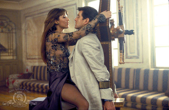 Sophie Marceau, Pierce Brosnan în The World is not Enough