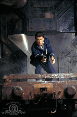 Pierce Brosnan în The World is not Enough