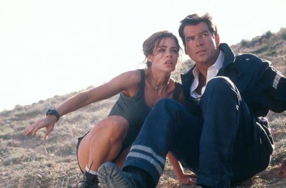 Pierce Brosnan, Denise Richards în The World is not Enough