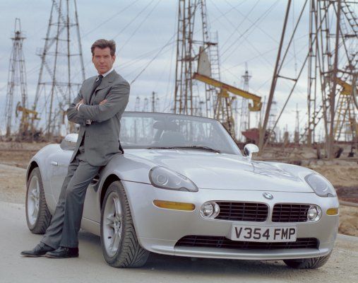 Pierce Brosnan în The World is not Enough