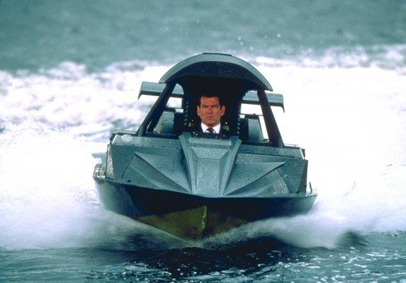 Pierce Brosnan în The World is not Enough