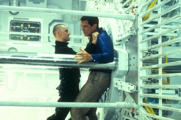 Robert Carlyle, Pierce Brosnan în The World is not Enough