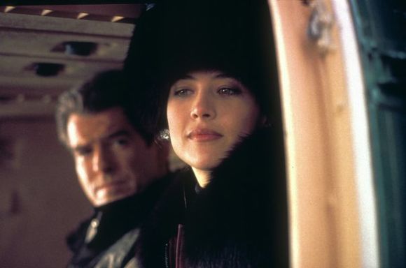 Sophie Marceau, Pierce Brosnan în The World is not Enough