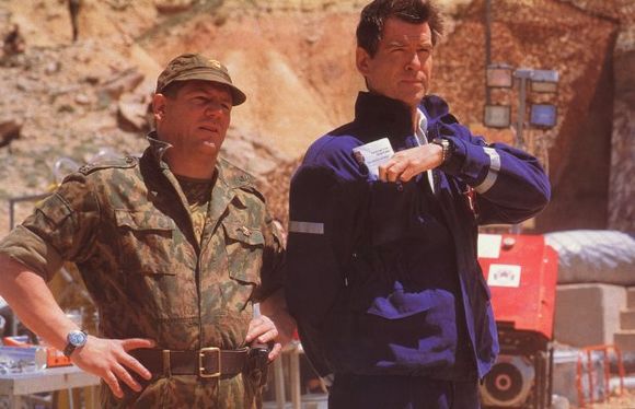 Pierce Brosnan în The World is not Enough